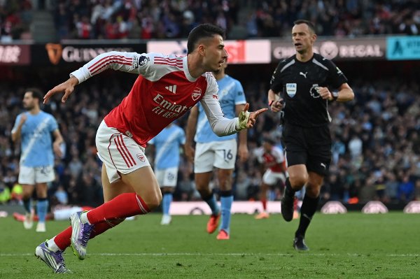 Arsenal's Brazilian midfielder #11 Gabriel Martinelli celebrates after scoring their first goal during the English Premier League football match between Arsenal and Manchester City at the Emirates Stadium in London on September 21, 2025. (Photo by Glyn KIRK / AFP) / RESTRICTED TO EDITORIAL USE. No use with unauthorized audio, video, data, fixture lists, club/league logos or 'live' services. Online in-match use limited to 120 images. An additional 40 images may be used in extra time. No video emulation. Social media in-match use limited to 120 images. An additional 40 images may be used in extra time. No use in betting publications, games or single club/league/player publications. / 