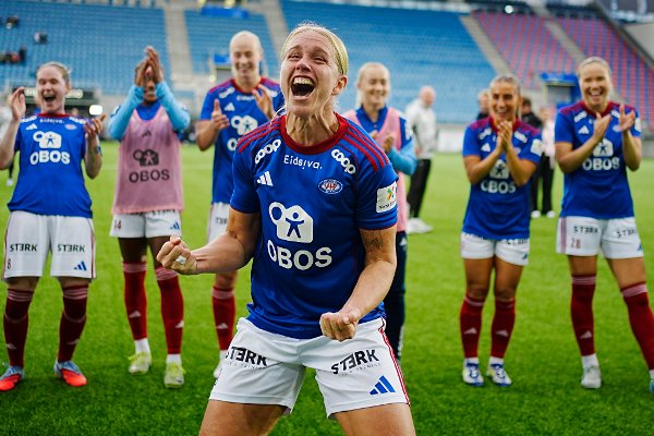 Oslo 20250928.
Vålerengas Elise Hove Thorsnes jubler for seier under NM-kampen i fotball mellom Vålerenga og Brann på Intility Arena.
Foto: Terje Pedersen / NTB
