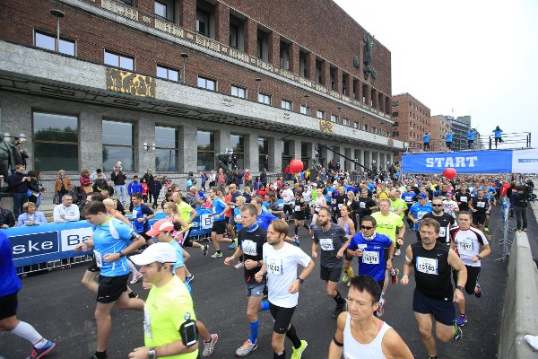 Oslo  20140920.
Oslo maraton er igang på Aker brygge lørdag morgen. Løperne starter på Aker brygge og er i mål igjen på Aker brygge igjen etter 42 km. Her forbi Oslo Rådhus.
Foto: Torstein Bøe / NTB