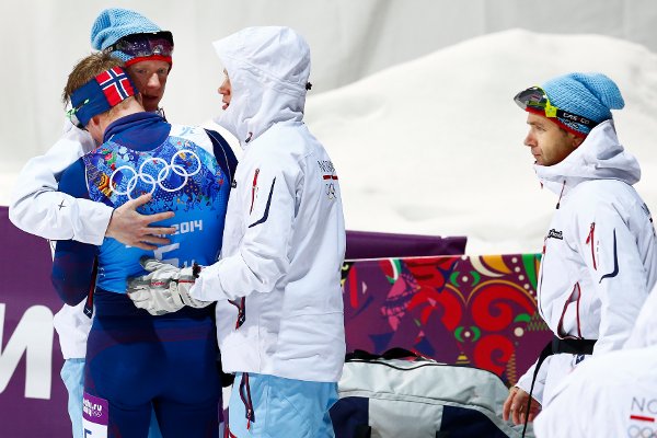 SOTSJI, RUSSLAND 20140222.
Vinter OL, Olympiske leker i Sotsji 2014. Skiskyting stafett menn. Biathlon. A very sad and dissapointed Emil Hegle Svendsen is comforted by his team-mates after finishing 4th place in the men'n 4x10 km relay in the Sochi 2014 Winter Olympics, Sochi, Russia, in the Laura Cross Country Ski & Biathlon Center, 21th of February 2014. On the team: Tarjei Bø (b 5-1), Johannes Thingnes Bø (b 5-2), Ole Einar Bjørndalen (b 5-3), Emil Hegle Svendsen (b 5-4)
Foto: Heiko Junge / NTB