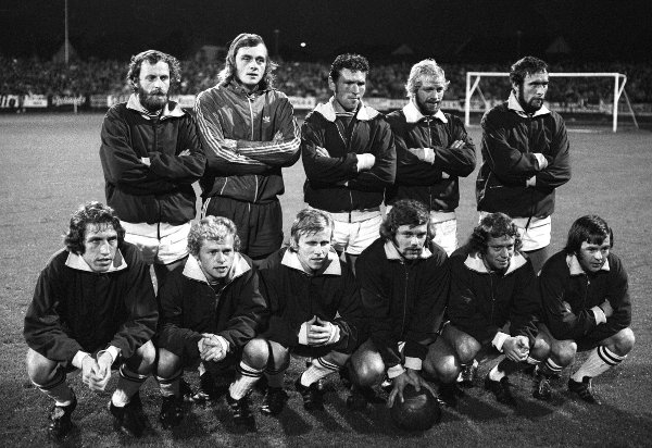Oslo 19741018.
Fotball. Viking  vant seriemesterskapet. Fotballaget er også er et av finalelagene i cupfinalen på Ullevaal, som Skeid vant 3-1.
Lagbilde, foran f.v.: Hans Edgar Paulsen, Inge Valen, Gunnar Berland, Trygve Johannessen, Arvid Knutsen og Svein Kvia. Bak f.v.: Anbjørn Ekeland, Erik Johannessen, Reidar Goa, Sigbjørn Slinning og Olav Nilsen.
Foto Svein Hammerstad / NTB /  NTB




