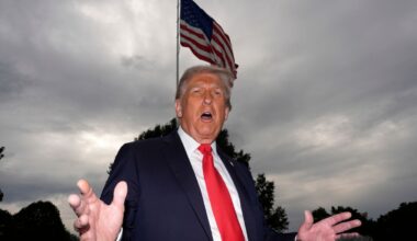 President Donald Trump snakker med reportere foran Det hvite hus tirsdag.