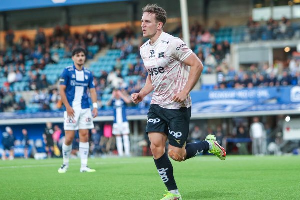 Sarpsborg 20250927.
Vikings Peter Christiansen under eliteseriekampen i fotball mellom Sarpsborg 08 og Viking på Sarpsborg Stadion.
Foto: Christoffer Andersen / NTB