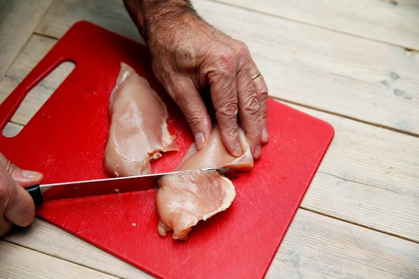 OSLO  20141203.
Rå kylling, kyllingbakterie, antibiotikaresistent, kyllingfillet. antibiotika, mat, skjærefjøl.
Foto: Cornelius Poppe / NTB