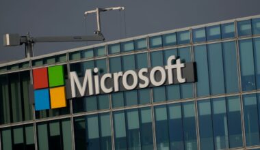 Microsoft skriver til det danske Folketingethvordan kunder kan unngå avhengighet mens prisene stiger. Bildet er tatt ved selskapets kontorer utenfor Paris.