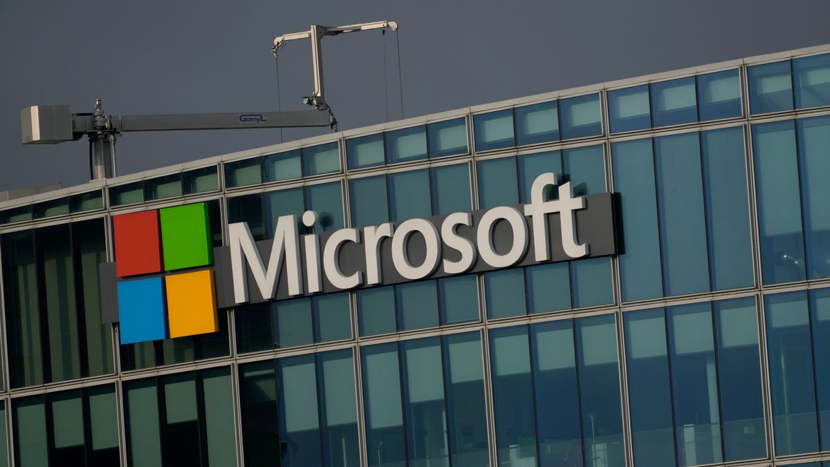 Microsoft skriver til det danske Folketingethvordan kunder kan unngå avhengighet mens prisene stiger. Bildet er tatt ved selskapets kontorer utenfor Paris.