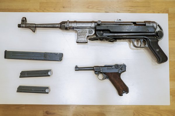 Oslo 20240402. 
Våpnene til Matapour, en Luger og en MP40 maskinpistol ble vist frem ti rettssal 250 i Oslo tinghus torsdag i straffesaken der Zaniar Matapour er tiltalt for grov terror etter at han åpnet ild utenfor Per på hjørnet og London pub i Oslo natt til 25. juni 2022.
Foto: Cornelius Poppe / NTB