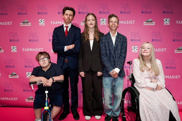 Oslo 20250921. 
Deltakerne i Team Pølsa, f.v.: Trygve Kroken-Braate, Peder Danielsen, Sunniva Spangelo, Mikkel Munthe og Pia Hasund Vareberg på vei inn til utdelingen av Se og Hørs Reality Awards på Ambassaden i Oslo søndag kveld.
Foto: Thomas Fure / NTB