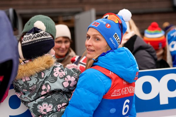 Trondheim 20250309. 
Therese Johaug med datteren Kristin etter 50 km fri teknikk for kvinner under ski-VM i Trondheim.
Foto: Lise Åserud / NTB