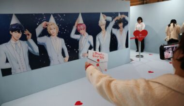 En fan av det virtuelle K-pop-boybandet Plave tar bilder med portretter av medlemmene i en popup-butikk i Seoul, Sør-Korea tidligere i år.