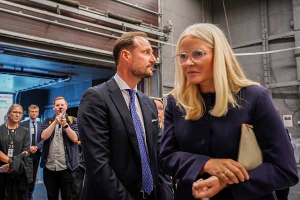 Jar 20250904. 
Kronprins Haakon og kronprinsesse Mette-Marit er til stede under markeringen av 90-årsjubileet til Filmparken på Jar torsdag.
Foto: Jonas Fæste Laksekjøn / NTB