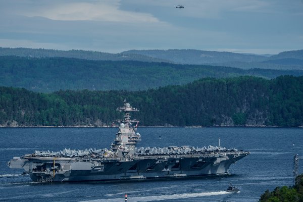 Drøbak 20230524. 
Det amerikanske hangarskipet USS Gerald R. Ford på vei inn Oslofjorden, her ved Drøbak. Skipet er verdens største krigsskip og skal ligge i havn i Oslo i fire dager. Her passerer skipet Oscarsborg, hvor tyskernes Blücher ble senket 9. april 1940.
Foto: Stian Lysberg Solum / NTB