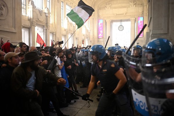 Protesters clash with anti-riot police at Milano Centrale train station on the sidelines of a nationwide strike organized by the Unione Sindacale di Base (USB Union) in Milan, northwestern Italy on September 22, 2025. USB union has organized a 24-hour national general strike across all sectors to demand that the government immediately break off relations with the State of Israel, in solidarity with the Palestinian people and the Global Sumud Flotilla. (Photo by PIERO CRUCIATTI / AFP)