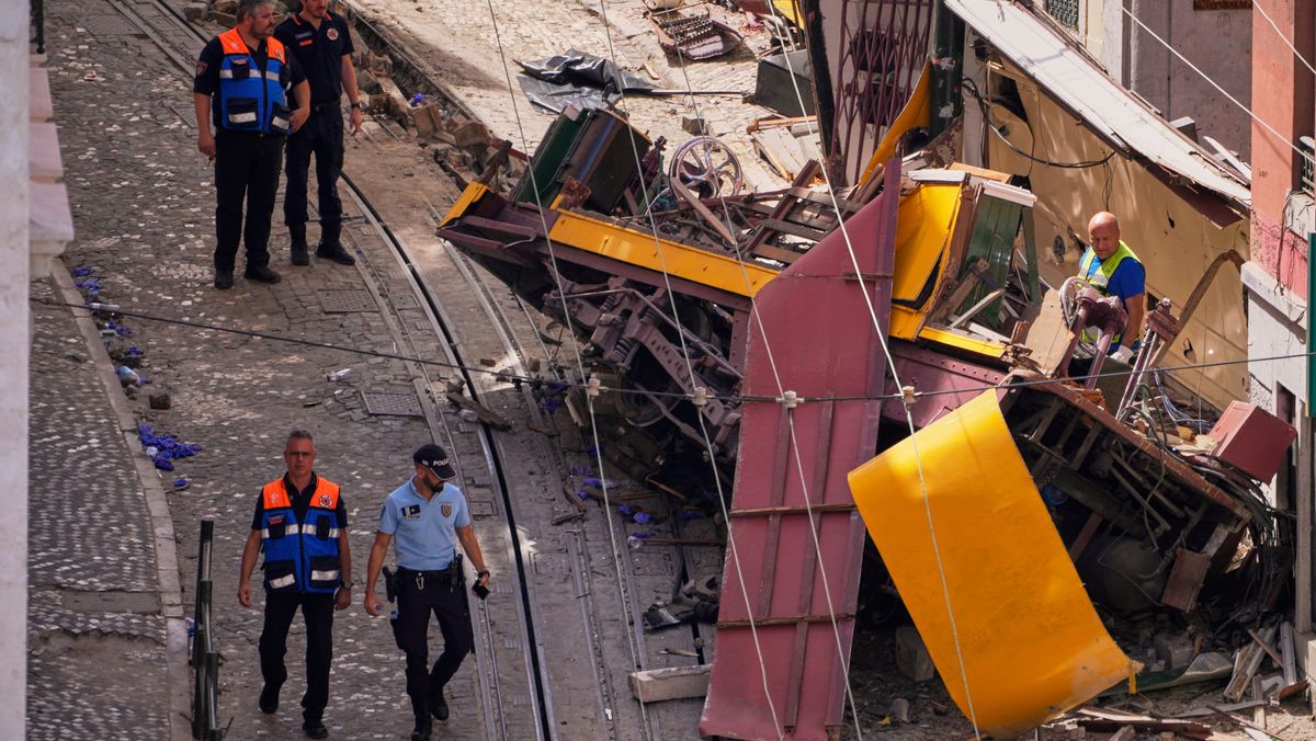 Politiet inspiserer åstedet for den tragiske trikkeulykken i Lisboa der 15 mennesker omkom.