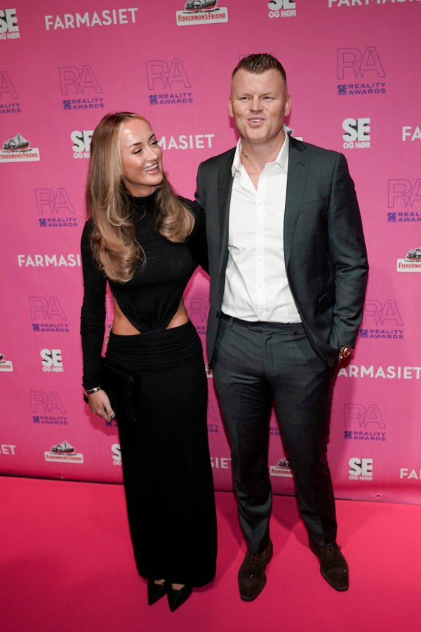 Oslo 20250921. 
John Arne Riise med følge på vei inn til utdelingen av Se og Hørs Reality Awards på Ambassaden i Oslo søndag kveld.
Foto: Thomas Fure / NTB