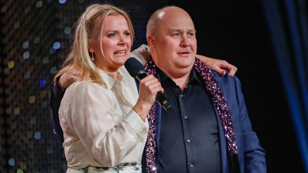 Bergen 20230512. 
Ingrid Gjessing Linhave  og Jan Runar Eliassen på scenen etter at «Demenskoret» fikk publikumsprisen under utdelingen av Gullruten i Grieghallen fredag kveld.
Foto: Tuva Åserud / NTB