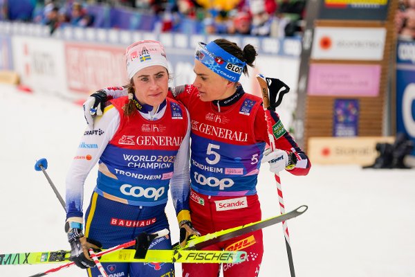 Trondheim 20250309.
Heidi Weng og Ebba Andersson fra Sverige etter 50 km fri teknikk for kvinner under ski-VM i Trondheim.
Foto: Gorm Kallestad / NTB