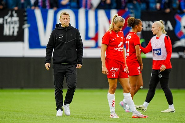 Oslo 20250928.
Branns hovedtrener Leif Gunnar Smerud depper etter tap under NM-kampen i fotball mellom Vålerenga og Brann på Intility Arena.
Foto: Terje Pedersen / NTB