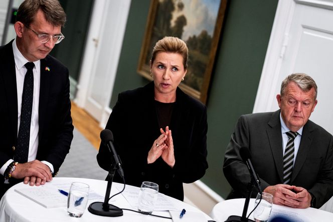 Visestatsminister og forsvarsminister Troels Lund Poulsen (f.v.) statsminister Mette Frederiksen, og utenriksminister Lars Løkke Rasmussen. Foto:  Emil Nicolai Helms