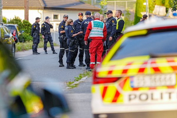 Oslo 20250927. 
Politiet er i område Haugerud med flere patruljer etter melding om person stukket med gjenstand.
Foto: Terje Pedersen / NTB