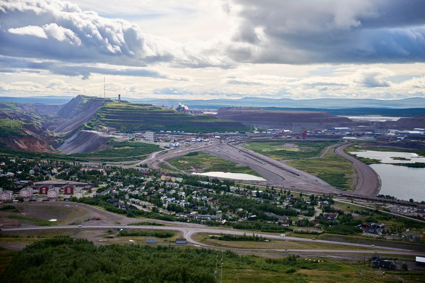Kiruna er en by under flytting. Jernmalmårene slynger seg under byen. Da må bebyggelsen vike eller flytte. Foto:  Malin Haarala / AP / NTB