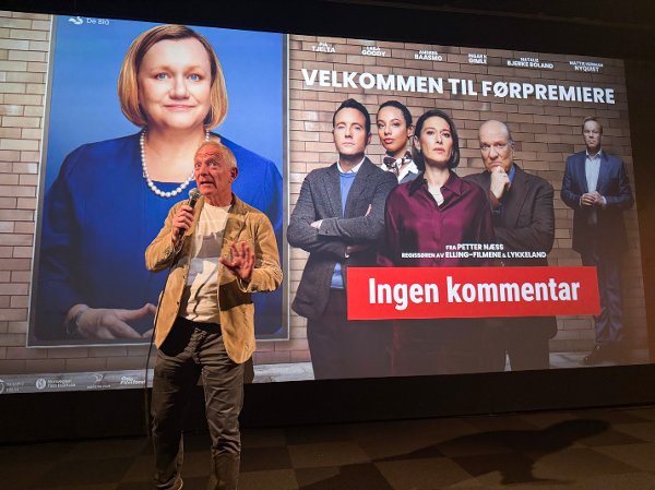 Oslo 20250813. 
Regissør Petter Næss før førpremieren av den satiriske filmen Ingen kommentar, på Arendal kino under Arendalsuka.
Foto: Marius Helge Larsen / NTB