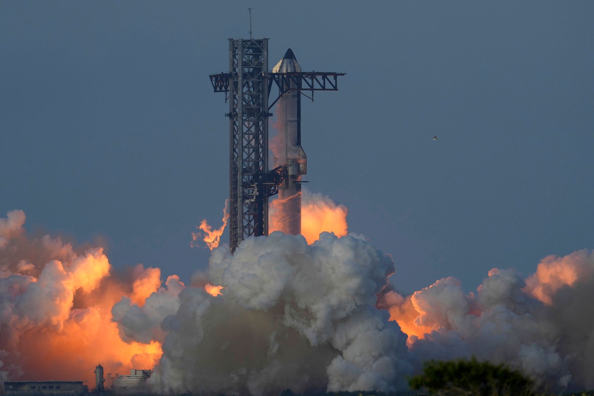 Etter to utsettelser de siste dagene kunne kjemperaketten Starship endelig ta av fra basen til SpaceX i texas.