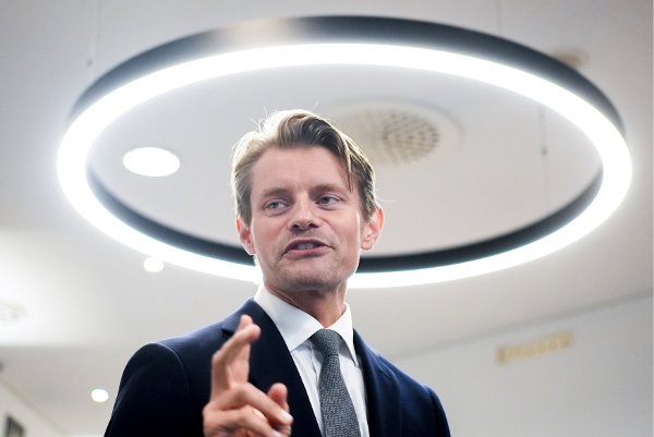 Gardermoen  20250912. 
Henrik Asheim, Tina Bru, Peter Christian Frølich, Ine Marie Eriksen Søreide og Sandra Bruflot i forbindelse med en pressekonferanse. Erna Solberg gjorde det kjent at hun går av som partileder under Høyres sentralstyremøte fredag. 
Foto: Terje Pedersen / NTB