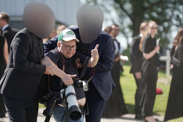 Gjerdrum 20250621. 
Andreas Fadum, fotograf fra Se og Hør blir fjernet av sikkerhetsvakter utenfor Gjerdrum kirke der Martin Ødegaard og Helene Spilling giftet seg lørdag.
Foto: Thomas Fure / NTB
