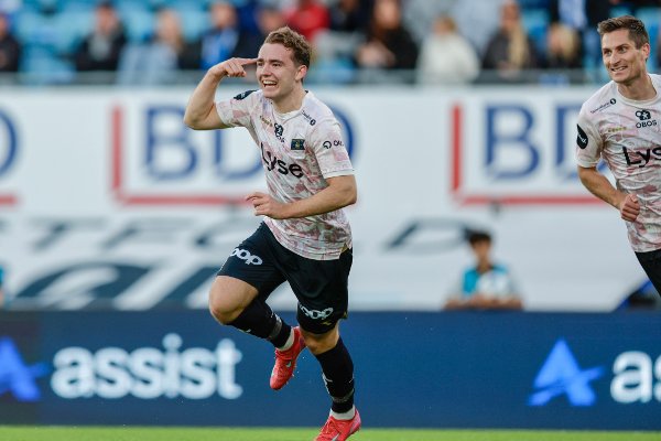 Sarpsborg 20250927.
Vikings Edvin Austbø under eliteseriekampen i fotball mellom Sarpsborg 08 og Viking på Sarpsborg Stadion.
Foto: Christoffer Andersen / NTB