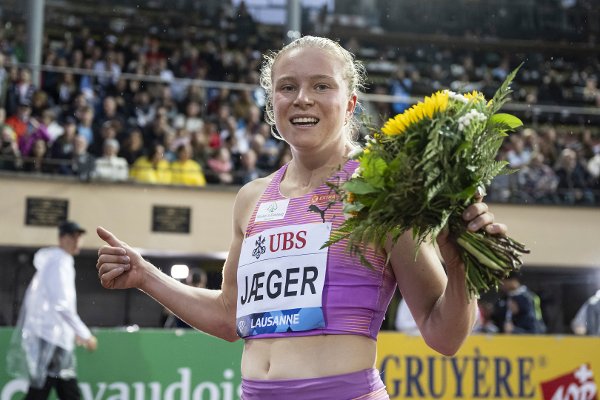 Henriette Jaeger of Norway celebrates with flowers after winning the women's 400m race at the Wanda Diamond League 'Athletissima Lausanne' athletics meeting in Lausanne, Switzerland, Wednesday, Aug. 20, 2025. (Laurent Gillieron/Keystone via AP)