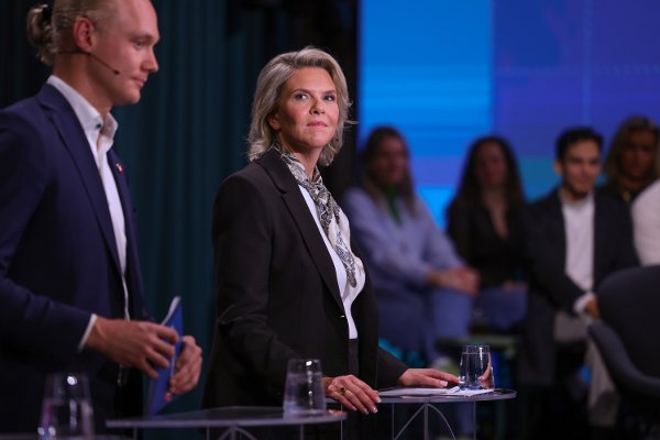 Oslo 20250905. 
FpUs leder Simen Velle og Frp-leder Sylvi Listhaug under  i Debatten når NRK arrangerer valgkampens siste partilederdebatt på Carls i Oslo fredag kveld.
Foto: Amanda Pedersen Giske / NTB