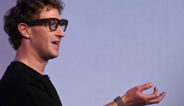 Mark Zuckerberg med de nye Meta Ray-Ban Display og armbåndet som gjør at man kan styre brillene med fingerbevegelser.