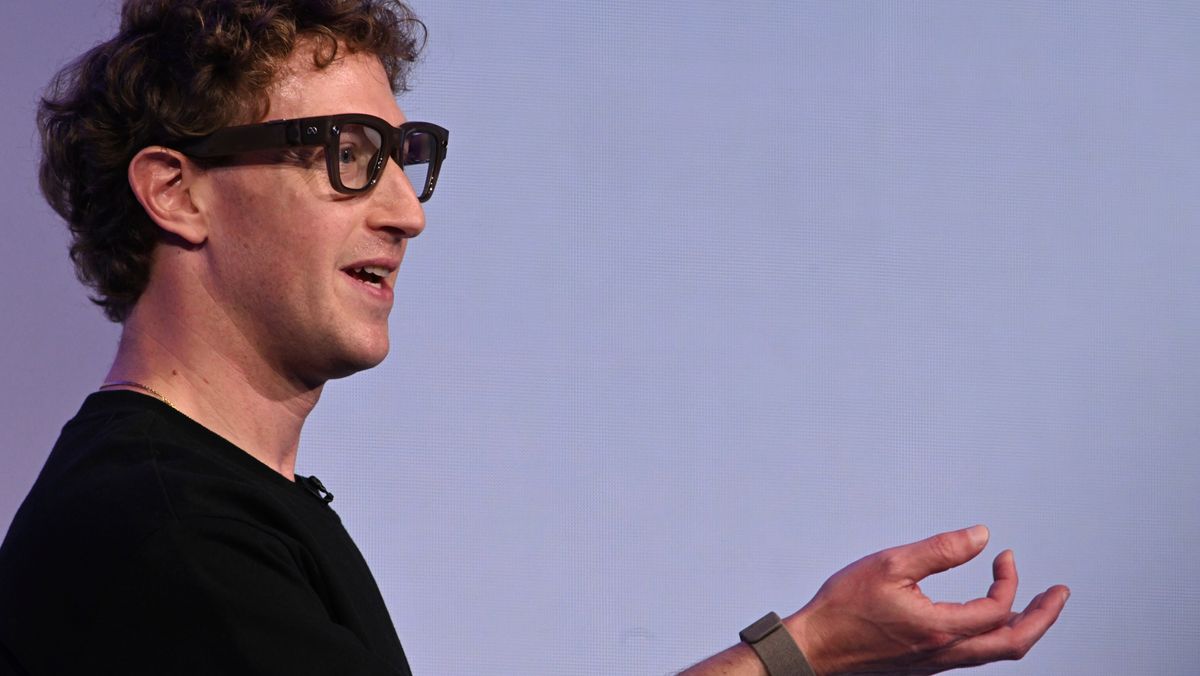 Mark Zuckerberg med de nye Meta Ray-Ban Display og armbåndet som gjør at man kan styre brillene med fingerbevegelser.
