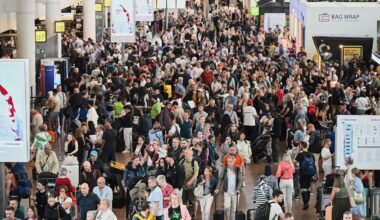 Mye folk og lange køer ved Zavantem-flyplassen i Brussel lørdag. Mandag fortsetter forsinkelsene etter et dataangrep før helgen.