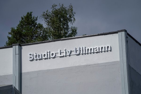 Jar 20250904. 
Filmparken på Jar feirer 90 årsjubileum. Som en del av markeringen er «Studio B» omdøpt til «Studio Liv Ullmann».
Foto: Jonas Fæste Laksekjøn / NTB