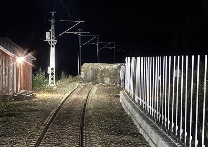 Steinras, Ofotbanen | Steinblokk raste ut på Ofotbanen – geologer på vei