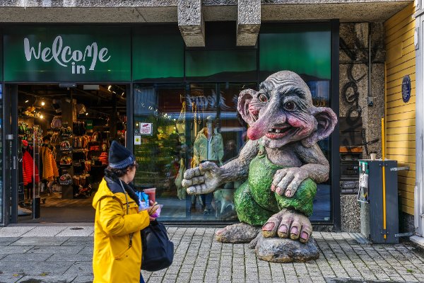 Storgata i Tromsø har fått noen nye attraksjoner. Det er både kunst og IKKE-kunst. Det siste er et digert troll ved turistbutikken Gift Shop&Cinema...
Handle
Isbjørn
Troll
Foto: Yngve Olsen