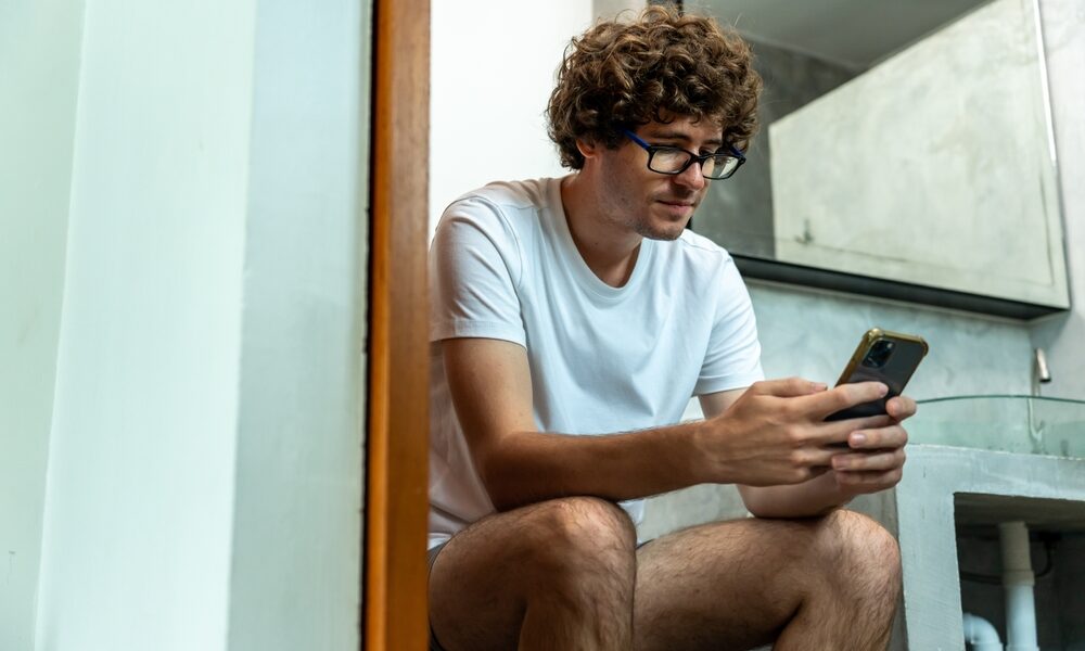 Derfor bør du la mobilen ligge når du går på do