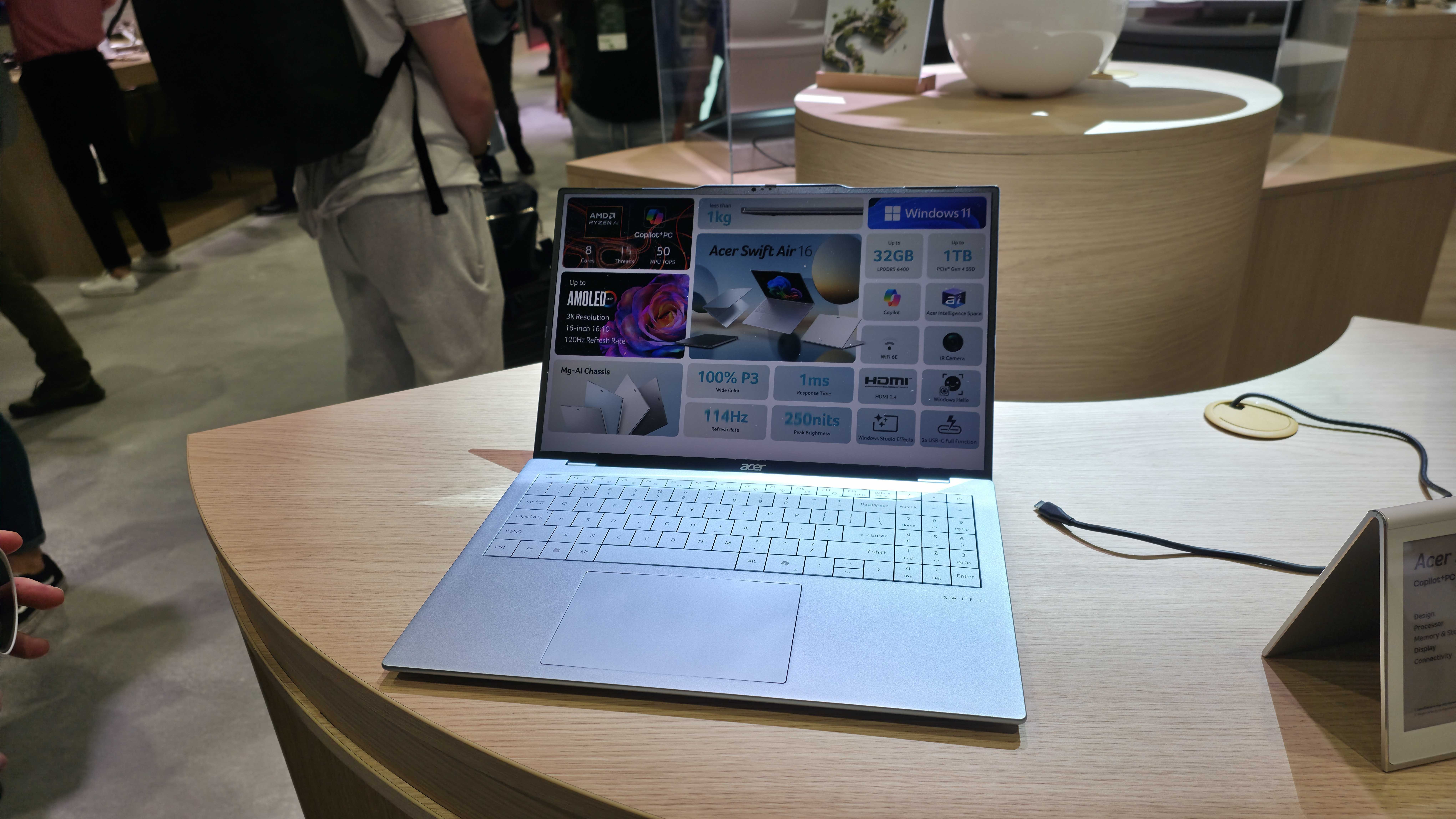 En Acer-laptop p&aring; et bord