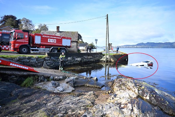 bil med båthenger havnet i vannet på Hylkje