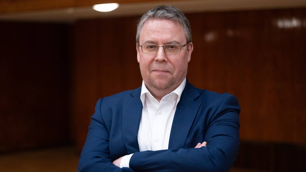en mann iført blå dress