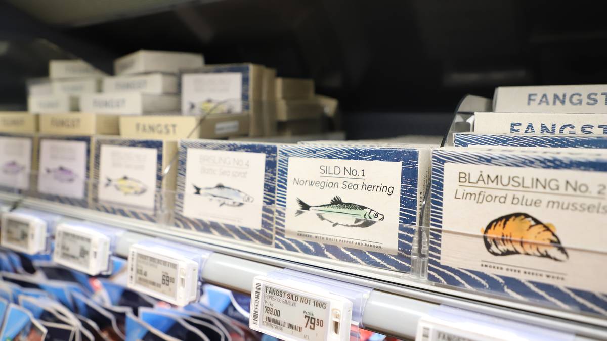 et nærbilde av hermetikkbokser