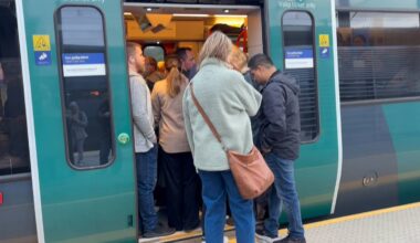 folk som prøver å få plass i toget