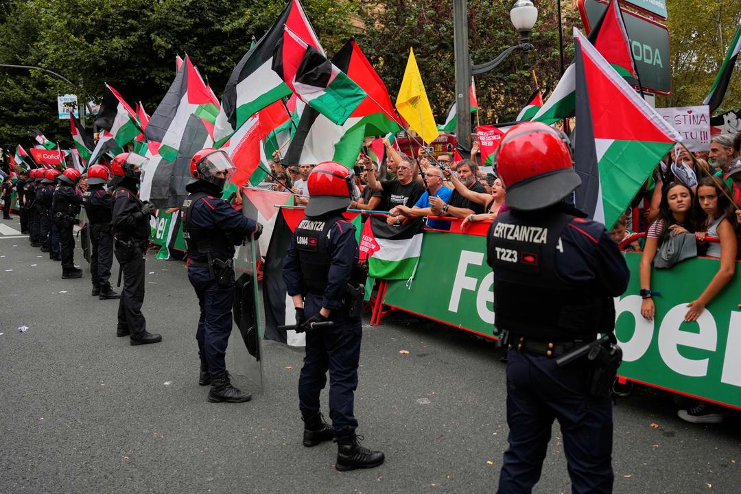 Sykkel: Demonstranter forstyrret Vuelta-etappe på kritisk punkt: – Fullstendig krise