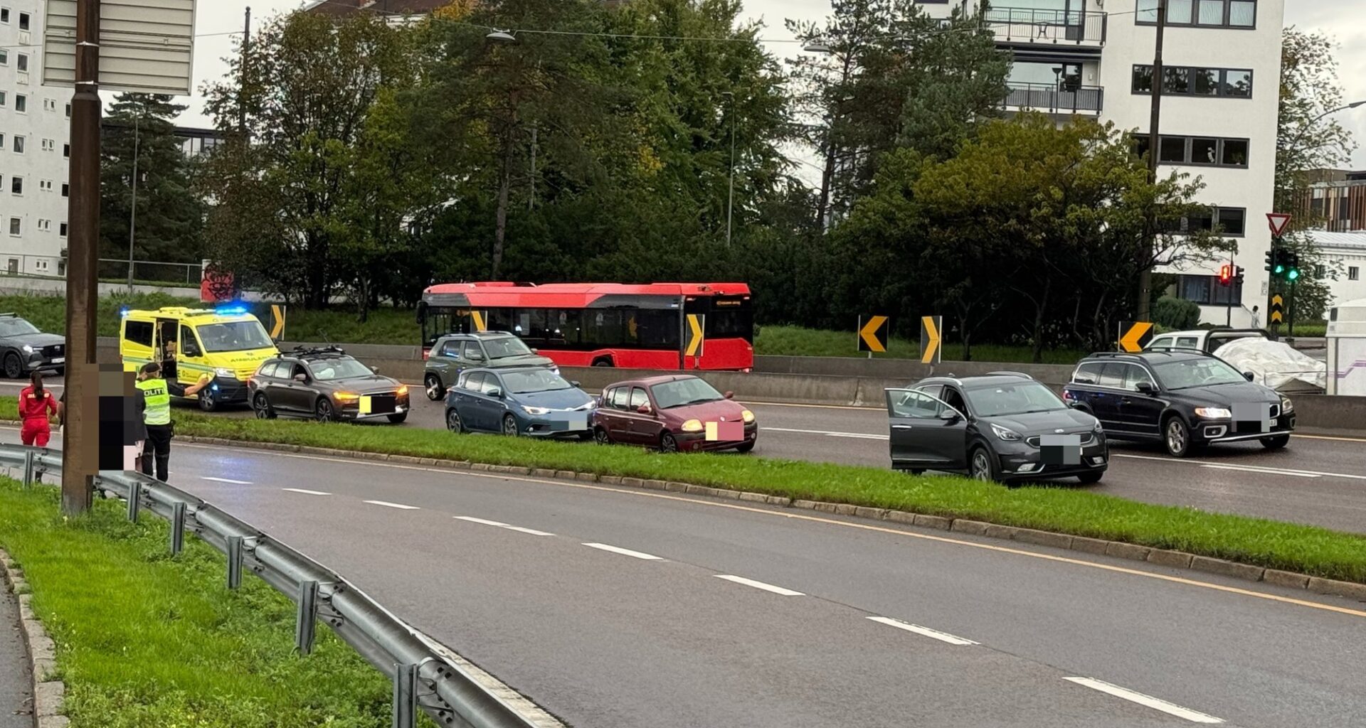 Fire biler involvert i kjedekollisjon på E18