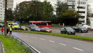 Fire biler involvert i kjedekollisjon på E18