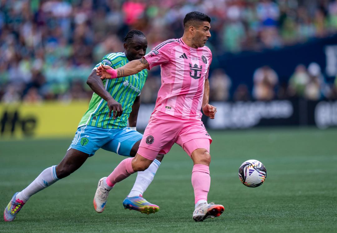 Luis Suárez utestengt seks kamper for spytting