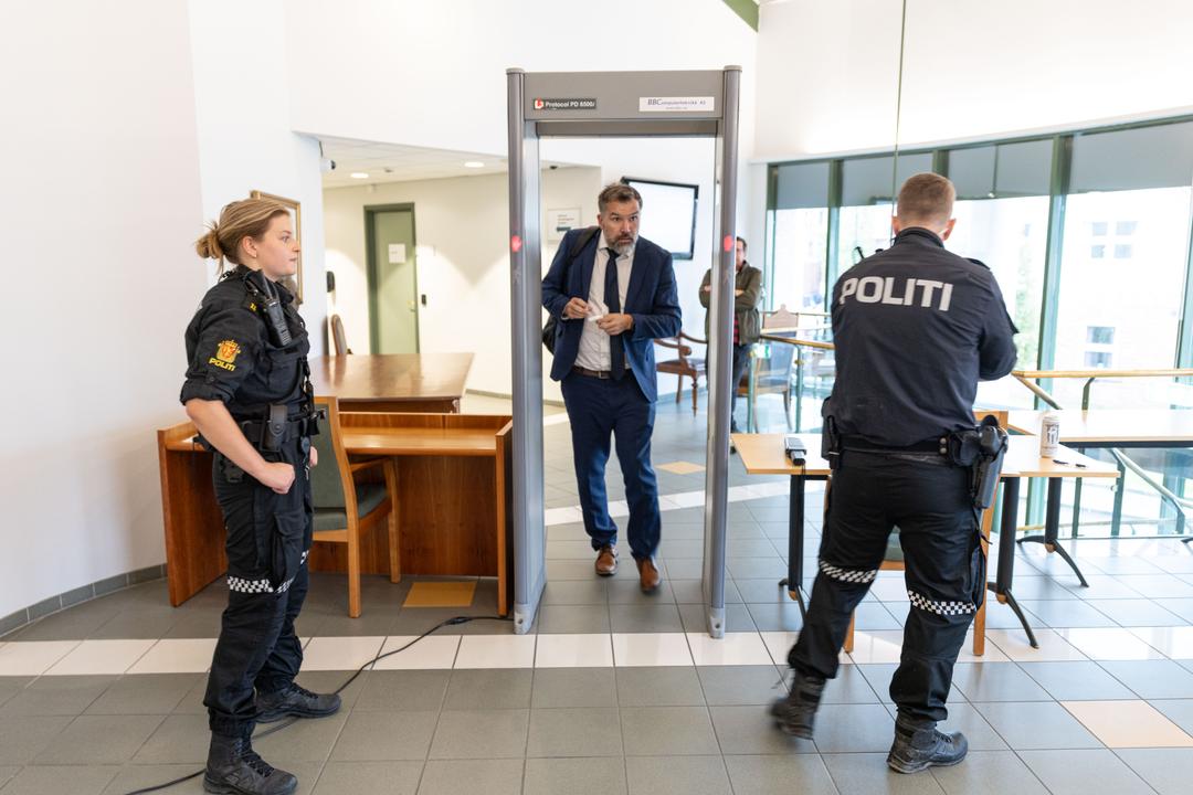 Rettssak i Sarpsborg: Politiet får være bevæpnet