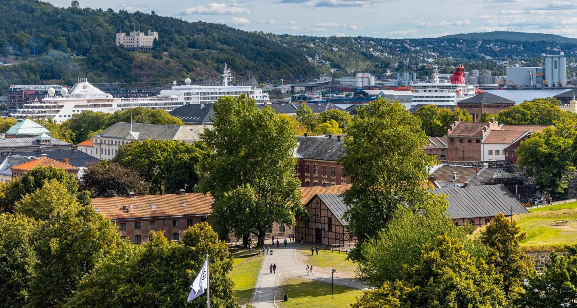 To utenlandske borgere er pågrepet av politiet i Oslo etter å ha fløyet drone over forsvaret sitt område ved Akershus festning i Oslo.